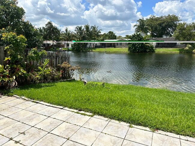 10404 NW 5th Mnr in Plantation, FL - Foto de edificio - Building Photo