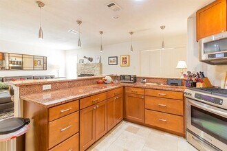 2011 Meadowridge Dr in Austin, TX - Building Photo - Building Photo