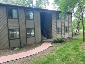 304 Genesis Cir, Unit 2 in Black Mountain, NC - Foto de edificio - Building Photo