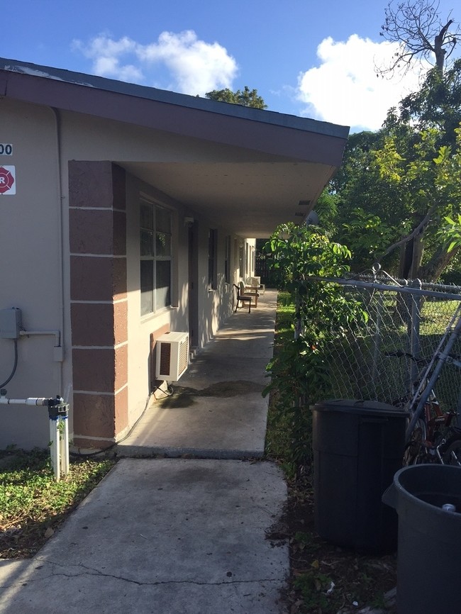 200 NW 7th St in Pompano Beach, FL - Foto de edificio - Building Photo