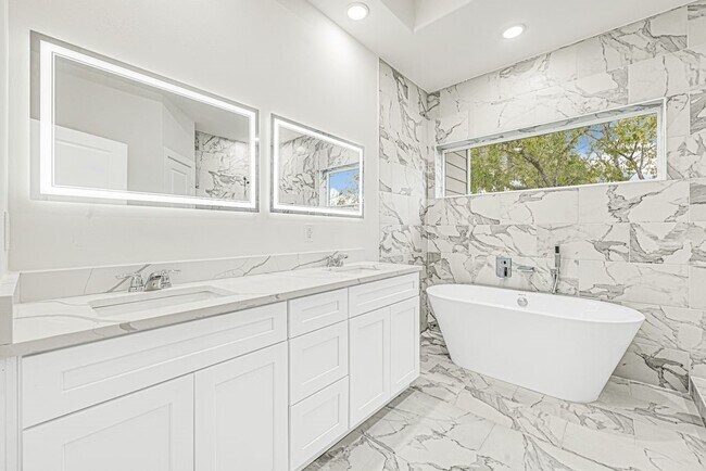 4013 St Augustine St in Houston, TX - Building Photo - Building Photo