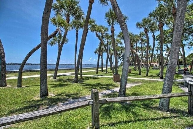407 S Lakeside Dr in Lake Worth Beach, FL - Building Photo - Building Photo