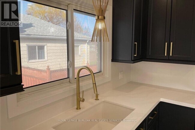 564 Waterloo St in Hamilton, ON - Building Photo - Building Photo