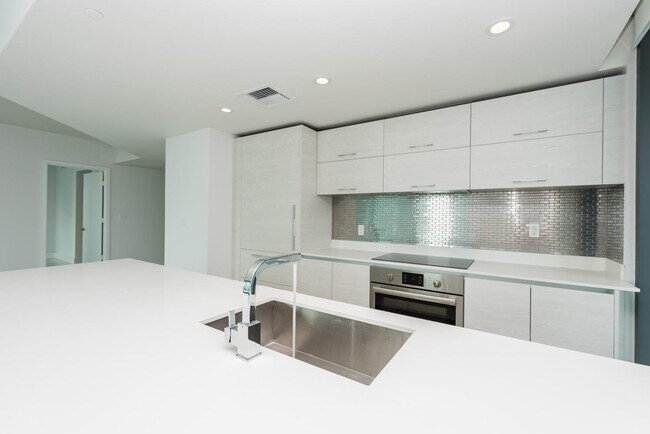 1300 S Miami Ave, Unit Unit 1810 in Miami, FL - Foto de edificio - Building Photo