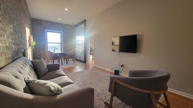 701 N Milwaukee Ave, Unit 4F in Chicago, IL - Building Photo - Building Photo