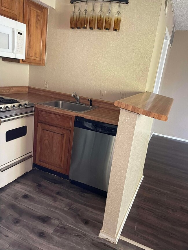 2310 Bamboo Dr, Unit J303 in Arlington, TX - Foto de edificio - Building Photo