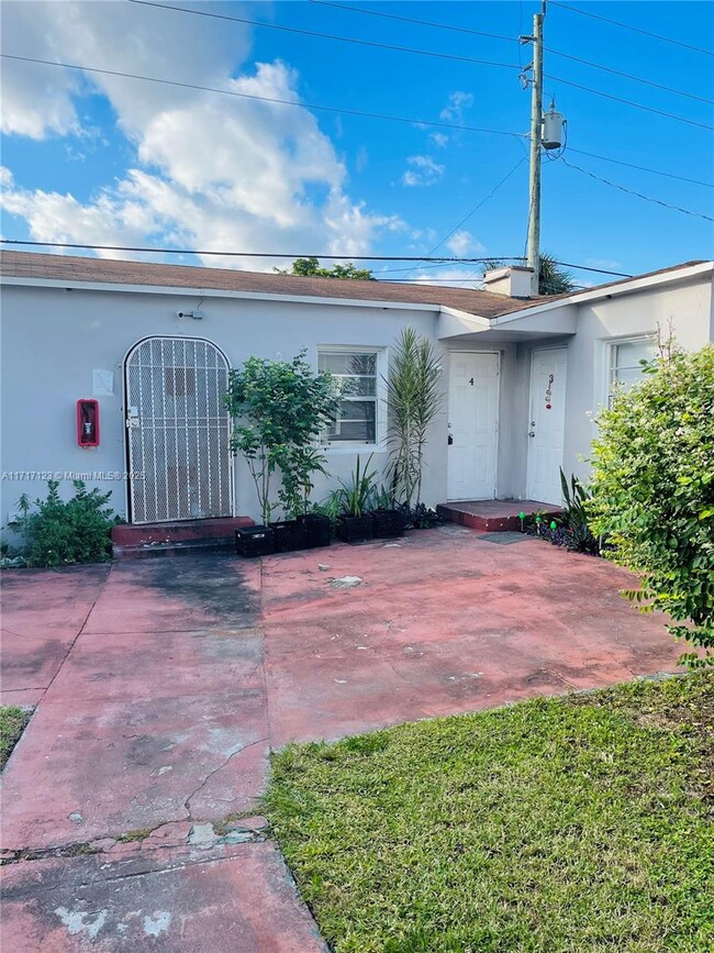 1842 Johnson St in Hollywood, FL - Building Photo - Building Photo