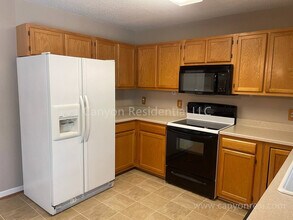 204 Creeksedge Ct in Winston-Salem, NC - Building Photo - Building Photo