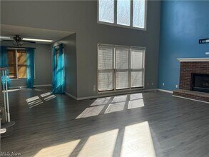 242 Ravenshollow Dr in Cuyahoga Falls, OH - Building Photo - Building Photo