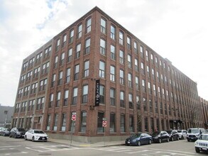 320 W 2nd St, Unit 303 in Boston, MA - Foto de edificio - Building Photo