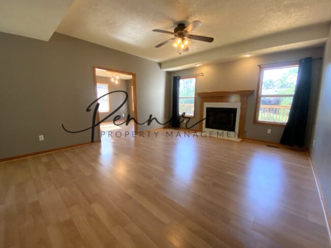 2121 SW Sterling Dr in Lee's Summit, MO - Building Photo - Building Photo