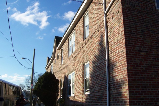 79-78 77th Rd in Flushing, NY - Building Photo - Building Photo