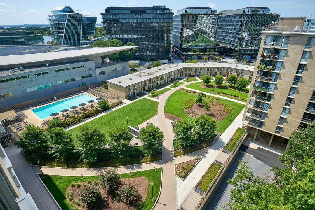 Waterside Towers in Washington, DC - Building Photo