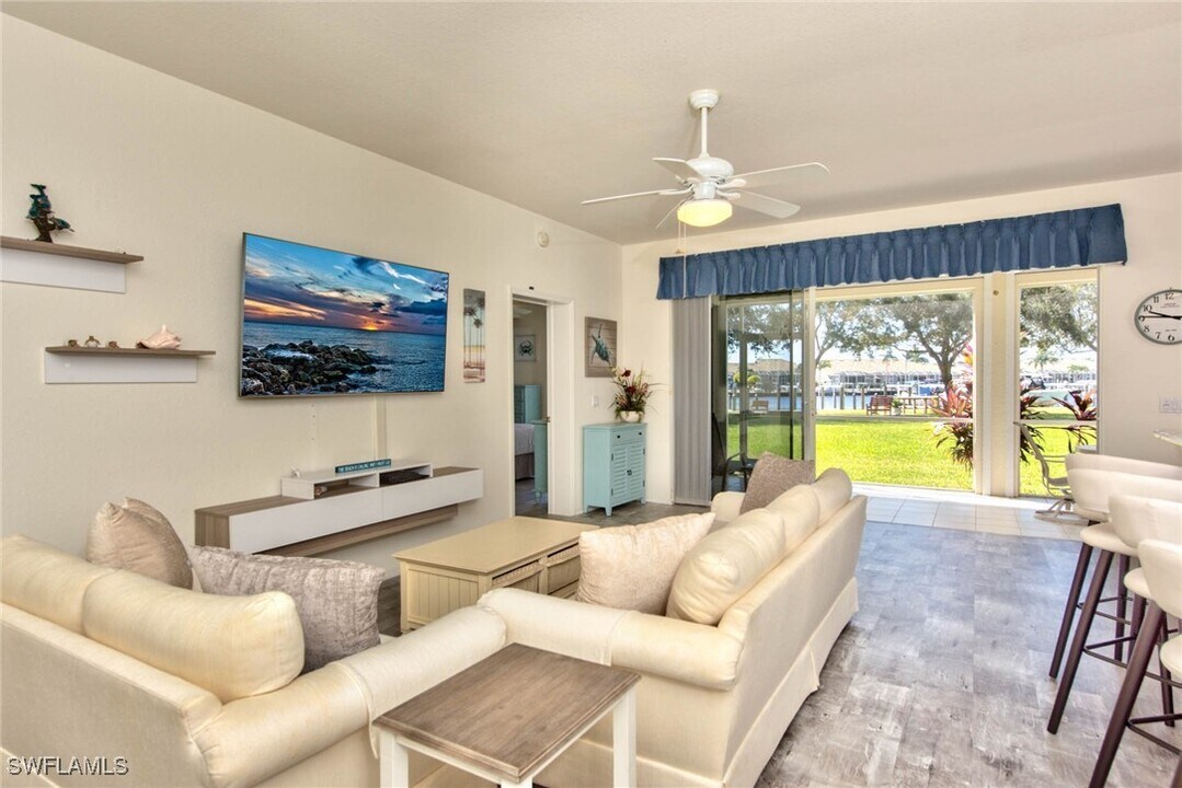 285 Cays Dr in Naples, FL - Foto de edificio
