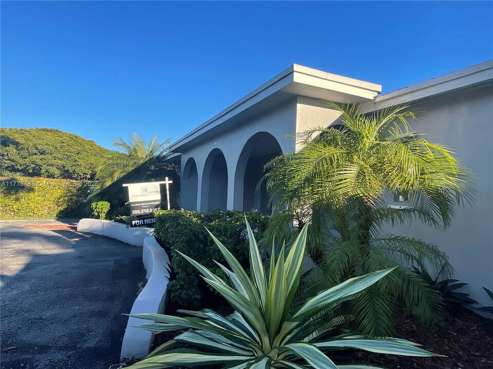 6470 SW 42nd Terrace in Miami, FL - Building Photo