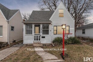 1918 Fairfax Rd in Toledo, OH - Building Photo