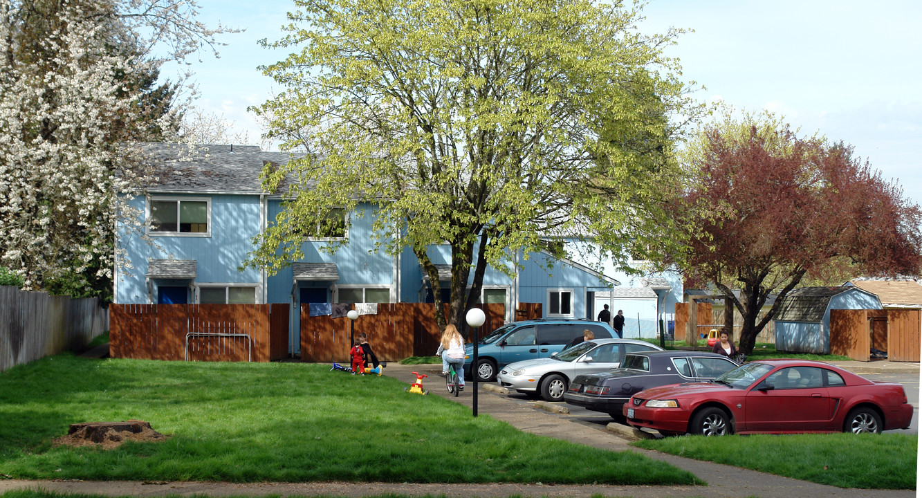 Creswell Garden Apartments in Creswell, OR - Building Photo