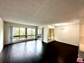 5600 Kensington Way in Culver City, CA - Building Photo - Building Photo