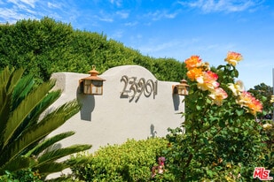 23901 Civic Center Way in Malibu, CA - Building Photo