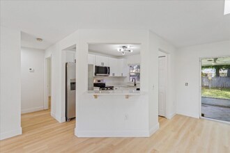 311 Pine Tree Dr in Edgewater, FL - Building Photo - Building Photo