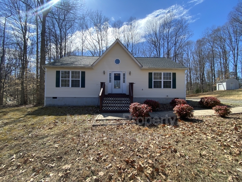 211 Cedar Ridge Dr in Ruther Glen, VA - Building Photo