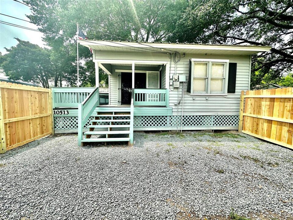 10513 Peach St Photo