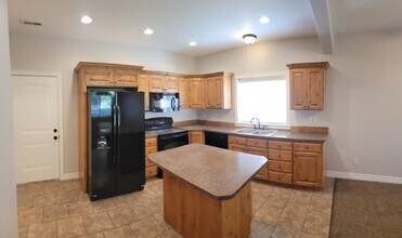 565 Pioneer Rd, Unit 7-121 in Rexburg, ID - Building Photo - Building Photo