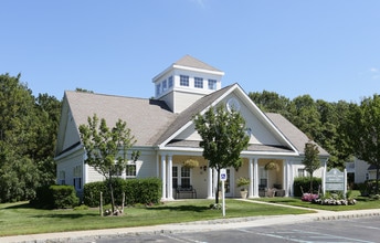 Greenview Commons 55+ in Oakdale, NY - Foto de edificio - Building Photo