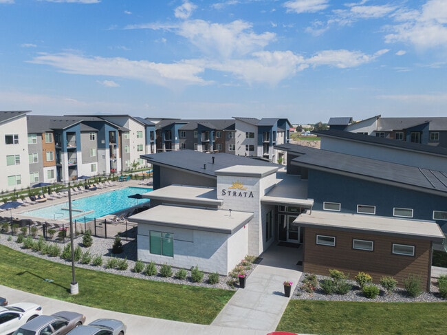 Strata Apartments in Logan, UT - Foto de edificio - Building Photo