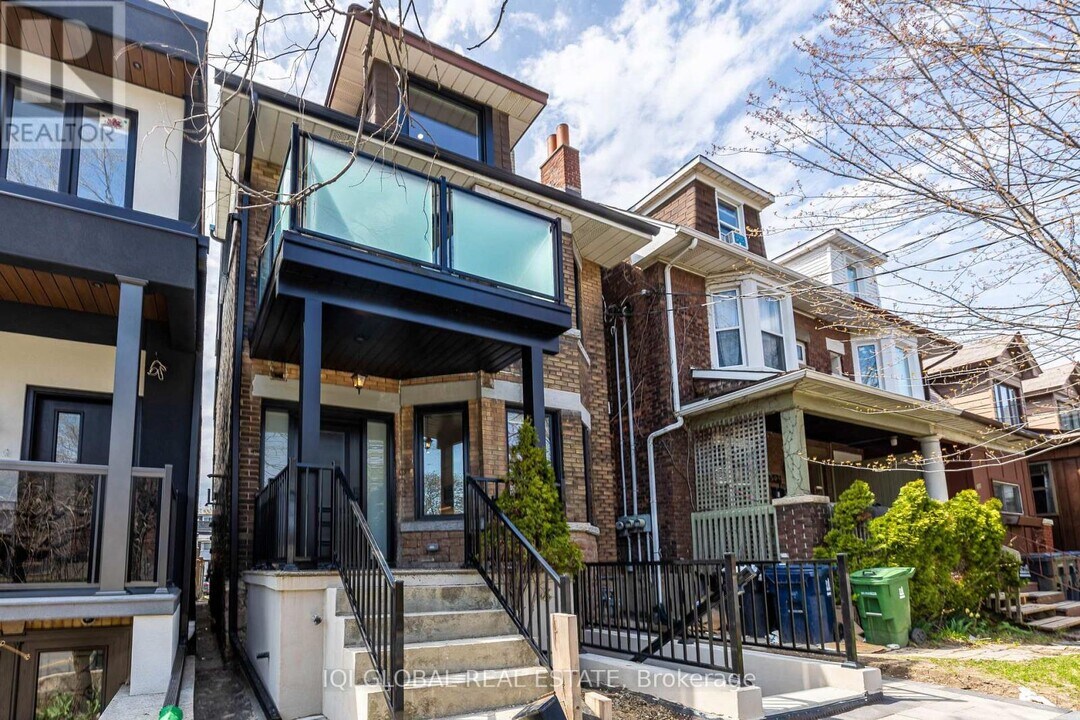 1502 Dufferin St in Toronto, ON - Building Photo