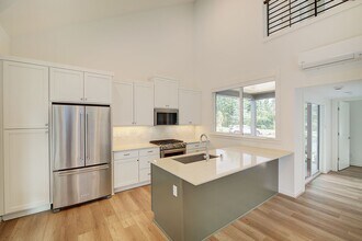 10349 135th Cir NE in Kirkland, WA - Building Photo - Building Photo