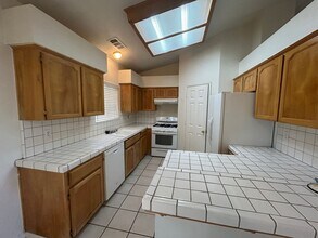 551 W Windsor Dr in Hanford, CA - Building Photo - Building Photo