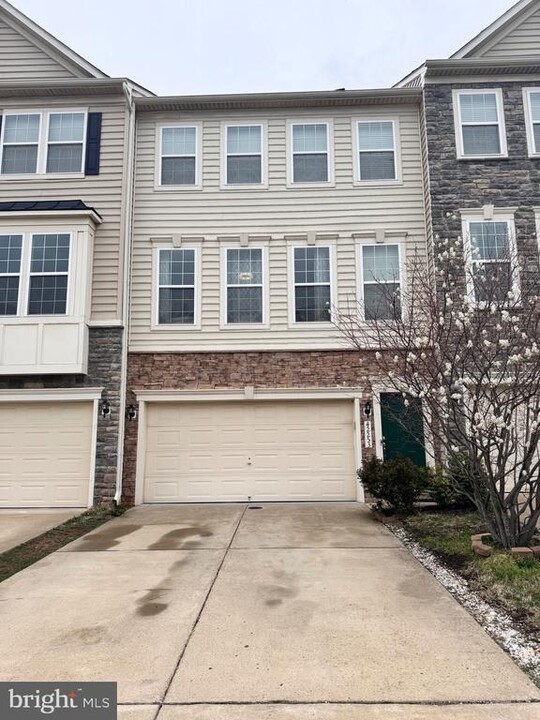 42253 Dean Chapel Square in Chantilly, VA - Building Photo
