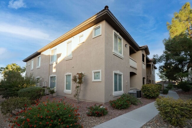 2305 W Horizon Ridge Pkwy in Henderson, NV - Building Photo - Building Photo