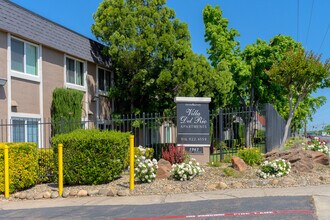 Villa Del Rio Apartments in Sacramento, CA - Foto de edificio - Building Photo