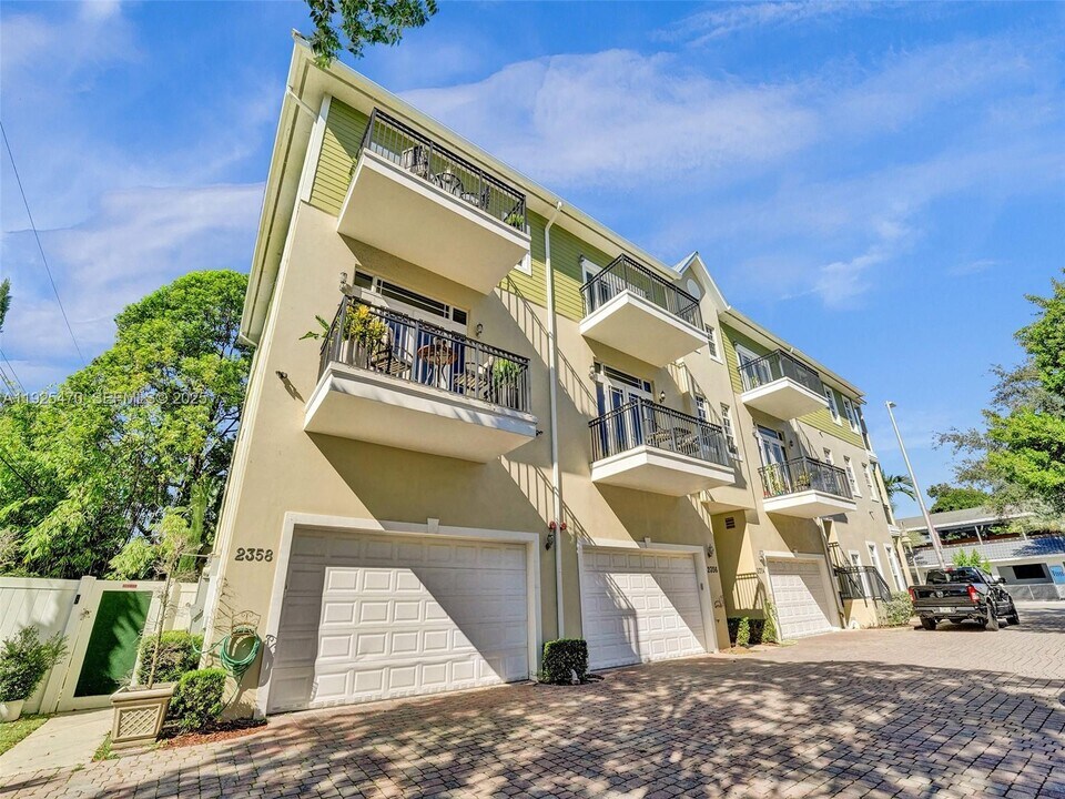 2356 Wilton Dr in Wilton Manors, FL - Building Photo