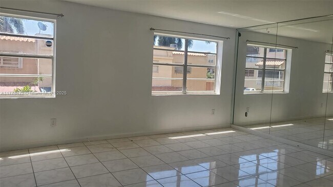 1305 W 53rd St in Hialeah, FL - Building Photo - Building Photo