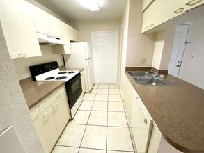 2550 N Alafaya Trail in Orlando, FL - Building Photo - Building Photo