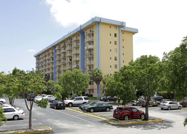 Yolanda Villas in Miami, FL - Building Photo - Building Photo