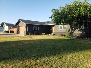 704 R St in Newman, CA - Foto de edificio - Building Photo