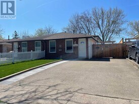 7010 Bonnie St in Niagara Falls, ON - Building Photo