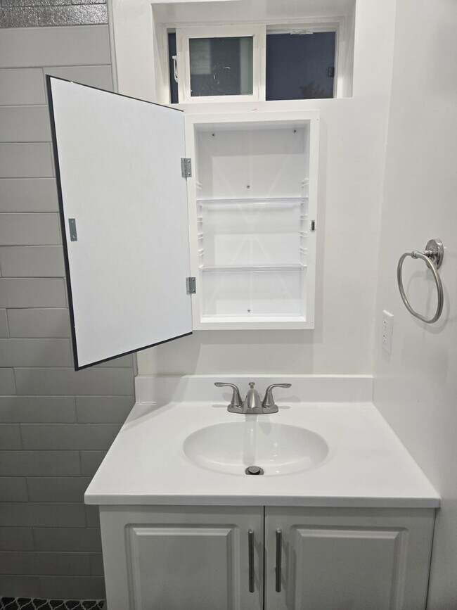 18557 W Victory Blvd in Los Angeles, CA - Building Photo - Building Photo