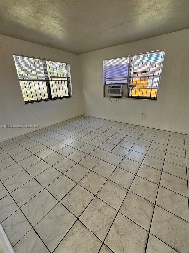 2545 York St in Opa Locka, FL - Building Photo - Building Photo