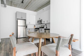 61 W Erie St in Chicago, IL - Foto de edificio - Building Photo