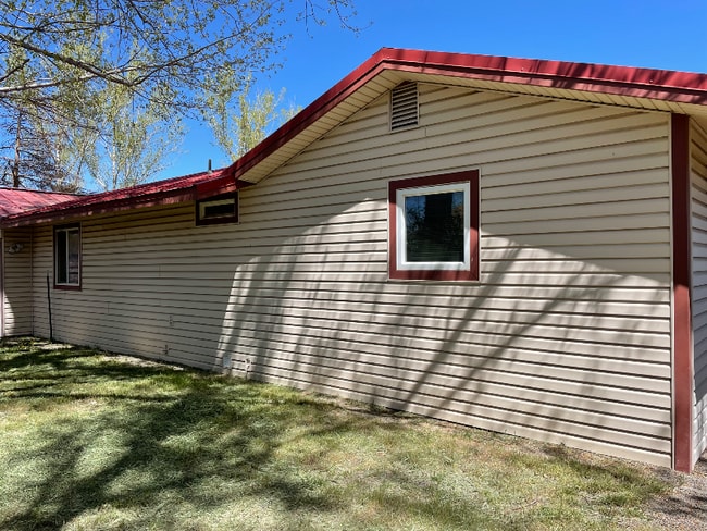 470-755-755 Tule Dr in Susanville, CA - Building Photo - Building Photo