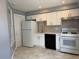 24 Doxsey Pl in Lynbrook, NY - Building Photo