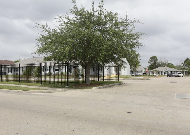 Evergreen Village Apartments in Houston, TX - Foto de edificio - Building Photo
