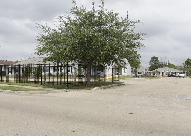 Evergreen Village Apartments in Houston, TX - Building Photo - Building Photo