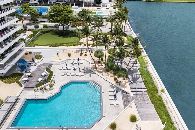 555 NE 34th St in Miami, FL - Foto de edificio - Building Photo