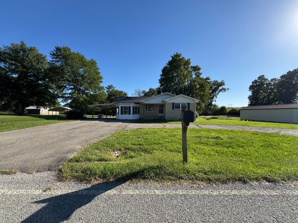 1668 Lower Sharon Rd in Dresden, TN - Foto de edificio